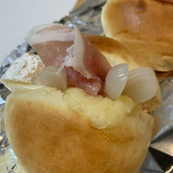 2種のチーズと生ハム、らっきょうでロールサンド